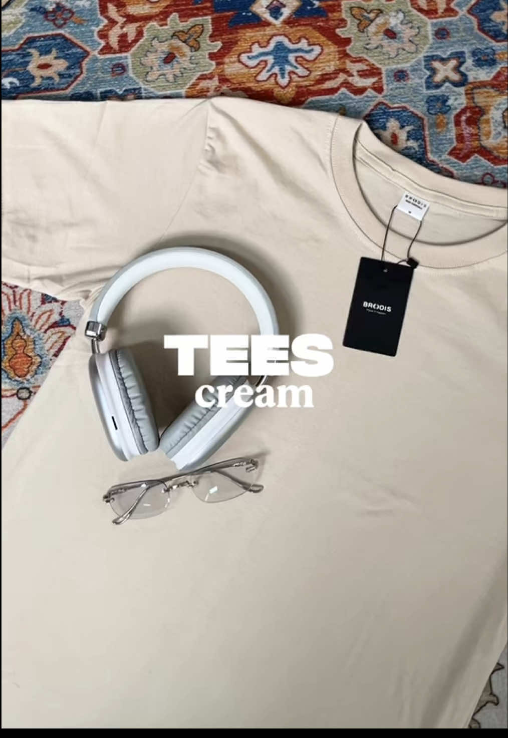 Kalau bingung mau pakai apa, kaos ini jawabannya! #brandlokal #fyp #broodis #inspirasioutfit #outfitsimple #rekomendasi #rekomendasi #tees 