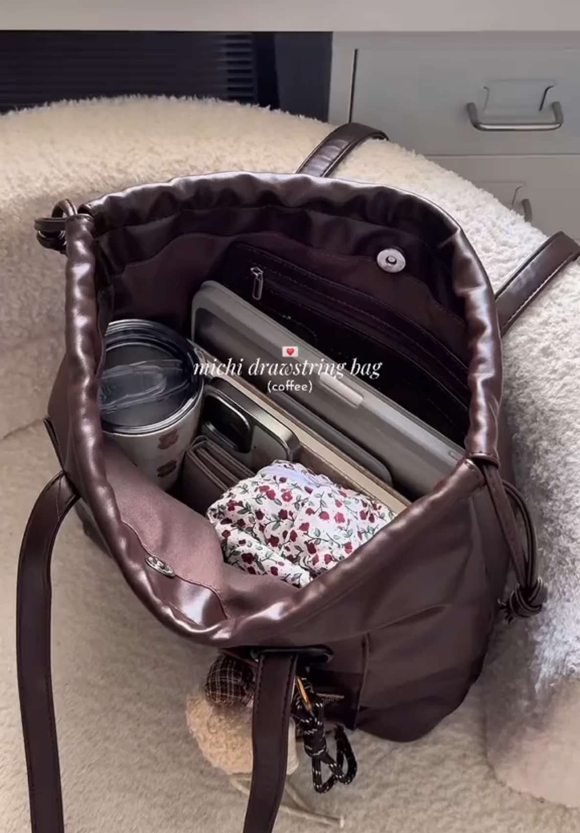 spacious shoulder bag 😩💫 #bag #shoulderbag #largacapacitybag #michibag #everydaybag #drawstringbag #collegebag #fyp #trending #viral 