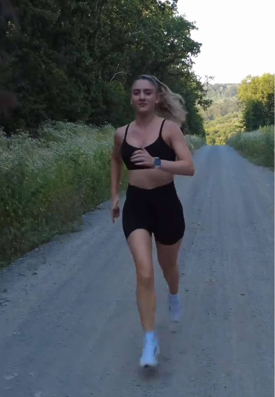 Alergarea în pădure poate fi alternativa ideală vara aceasta pentru a face față gradelor din termometru atunci când vrei să ai un antrenament reușit.🏃‍♀️🏃‍♀️ @myprotein este amicul meu în această cursă, iar începând cu pra 12:00 voi aveți discount de -42% la aproape toate produsele folosind codul: LODBA  #run #forest #myprotein #romania 