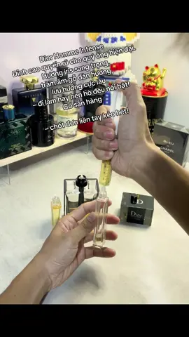 Dior Homme Intense – Đỉnh cao quyến rũ cho quý ông hiện đại. Hương iris sang trọng, trầm ấm gỗ đàn hương, lưu hương cực lâu – đi làm hay hẹn hò đều nổi bật! Có sẵn hàng – chốt đơn liền tay kẻo hết! #nuochoa #tapxaykenh #nuochoachiet #yếnthơmtho  #nuochoachietchinhhang #nuochoachiet  #nuochoaauthentic 