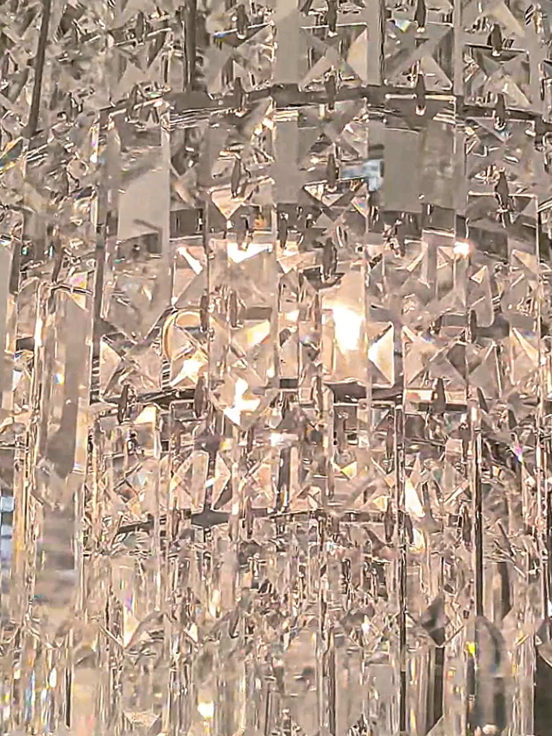✨ Modern Crystal Chandelier ✨ เสริมลุคโต๊ะอาหารให้หรูหราโดดเด่น ด้วยโคมไฟคริสตัลดีไซน์เรียบโมเดิร์น สีเงินเงางาม ขนาด 36 x 102 x 50 ซม. เหมาะกับโต๊ะอาหาร 6–8 ที่นั่ง สะท้อนแสงระยิบระยับในทุกมื้อพิเศษ 📍 ชมสินค้าจริงได้ที่ Crystal Symphony ทองหล่อ 29 🕰 เปิดบริการทุกวัน 10:00 - 19:00 น. 📩 สอบถาม-สั่งจอง 📥 Inbox | 📞 086-378-4806 📲 Line Official: @crystalsymphony  #LuxuryLighting #CrystalElegance #ModernChandelier #CrystalSymphony