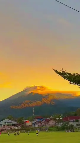 Lapangan sepakbola desa tuwel kec.bojong dengan view gunung Slamet 3428 mdpl #CapCut #sepakbola #bumijawa #bojong #kabtegal #tegal #slawi #tarkam #pesonaindonesia #gunungslamet 