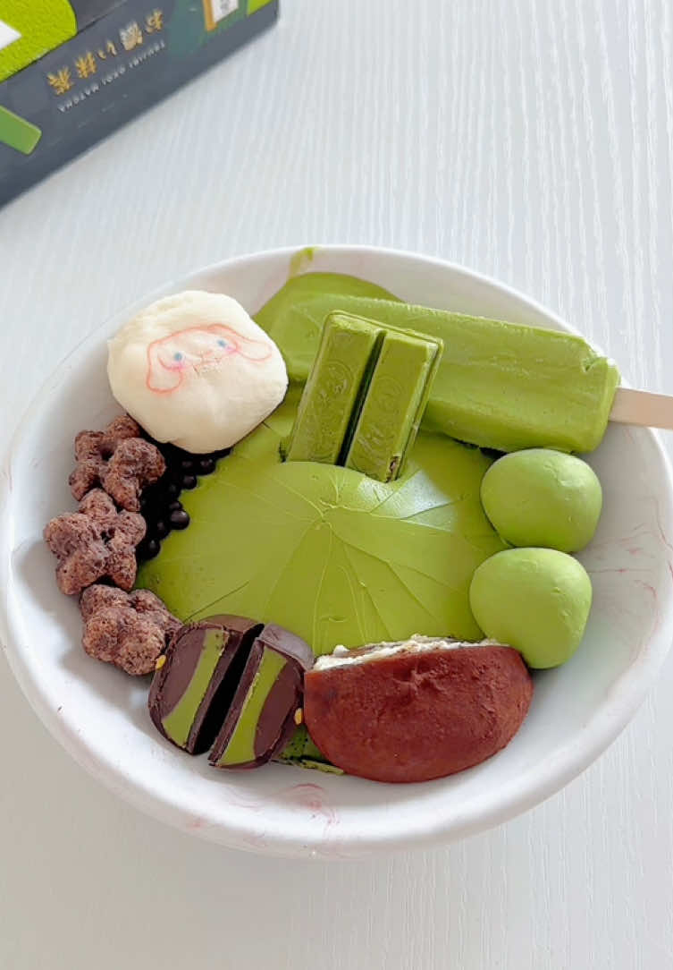 Make a matcha yogurt bowl🥣#asmr #asmrfood #satisfying #satisfyingvideo #tiktokfood #foodtiktok #yogurt #yogurtbowl #icecream #matcha 
