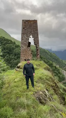 Ассаламу 1алейкум, де дика дика хуьлда шу, доброго дня всем ! Нохчийчоь страна башен и замковых комплексов,аул Элда-пхьа! В прежние времена ТIерлойн-мохк был очень густо населен, в его ущельях располагались селения БархIа, Уьйта, Ушна, Гуро, Бушни, Элда-пхьа, Сени, Моцкъара, Никара, БIавла. Многие из этих селений были башенными, а в черте некоторых из них, как например, Моцкъара, Никара, стояли мощные замки. В селении Элда-пха было три боевые башни. Одна башня полностью развалилась, от нее осталось только основание. Две другие сохранились на уровне двух этажей. Боевые башни и поселение Элда-пха предание связывает с именем Элди Талата, который, согласно тептарам, был придворным аланского царя, так же как и Берг-Бич, владелец укрепления КIирда-бIаьвнаш. Они находились в состоянии постоянной вражды, которая закончилась лишь после смерти обоих. P.S.Деба,  Деша,  Даха  сан хьоме Нохчо къам!  Аллаху Дала бакъо тола йойла! #нохчи #нохчийчоь #чечения #историческиефакты #чеченцы #история #history #дзурдзуки #кистинцы #аух #этнонимкистинцы #дзурдзуки #кавказ  #северныйкавказ #аух #нахчи #картачечни #адаты #кистинцыэтонохчи #странабашен #kistyncy #dzurdzuky #НАХЧЕ #петроглиф  #kists #pankisi #истина #нахче 