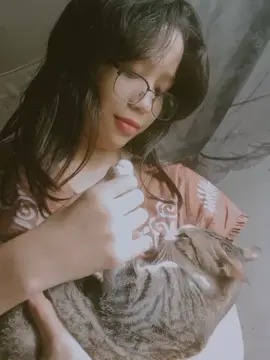 ကြောင်လေးနဲ့အတူပုံရိုက်😁👩😺📸 #catlover #fyp #foryou #tiktokmyanmar #viral #မြင်ပါများပီးချစ်ကျွမ်းဝင်အောင်လို့🤒🖤 