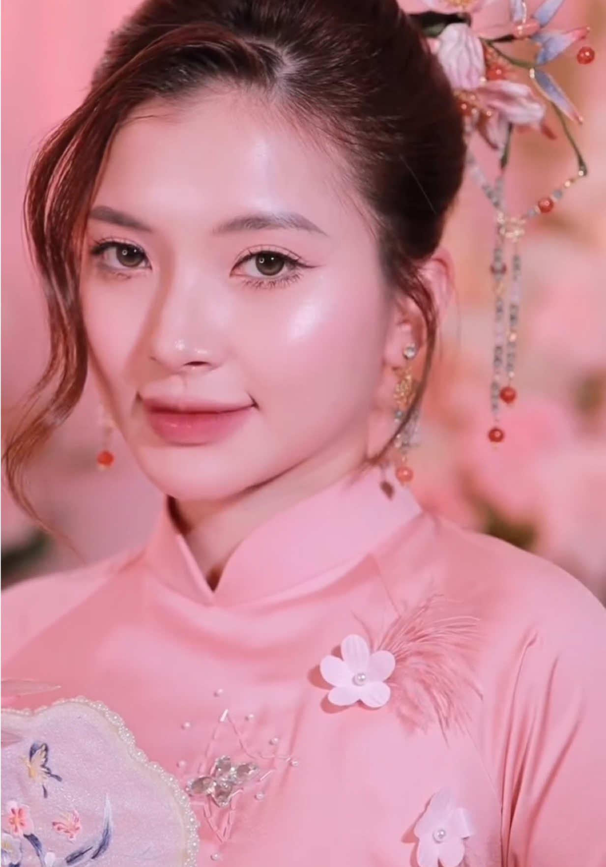 Layout cô dâu kẹo ngọt dành cho mấy chị yêu màu hồng ghét sự giả dối nè😝 #thuykieumakeup #makeupvungtau #makeupartist #makeuptainha #makeuptainhavungtau #makeup #xuhuong #viral #viralvideo #fyp 