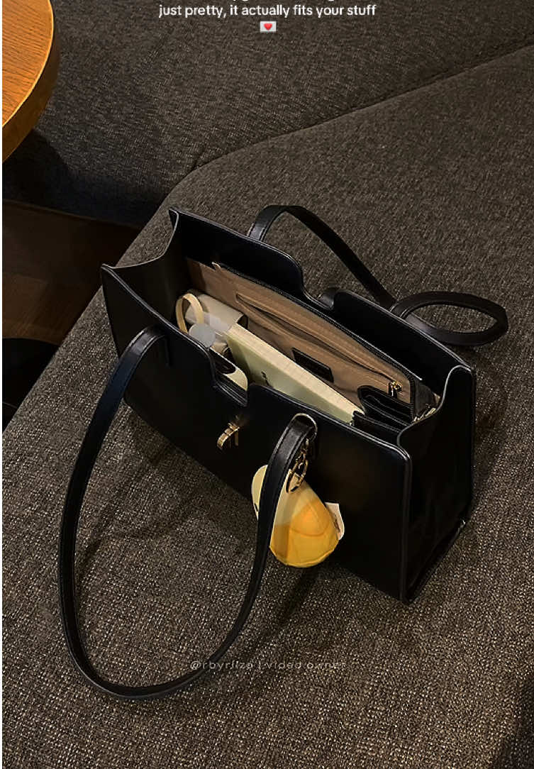 the perfect work bag!! 🥺🖤 #mossdoom #bag #workbag #mossdoombag #officebag #largecapacitybag #bagsforwomen #blackbag #schoolbag #universitybag #bagrecommendation #mossdoomslingbag #fyp #trending #viral 