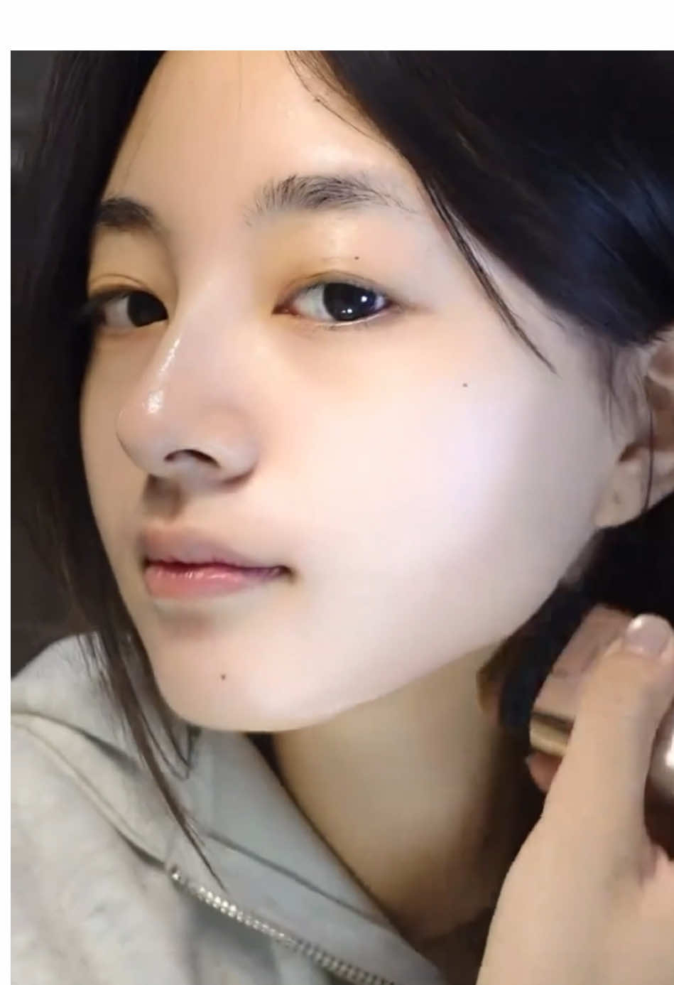 Appliquer un bon fond de teint n'est pas difficile. Il est si adhérent qu'on pourrait le confondre avec une peau naturellement belle. #maquillage 