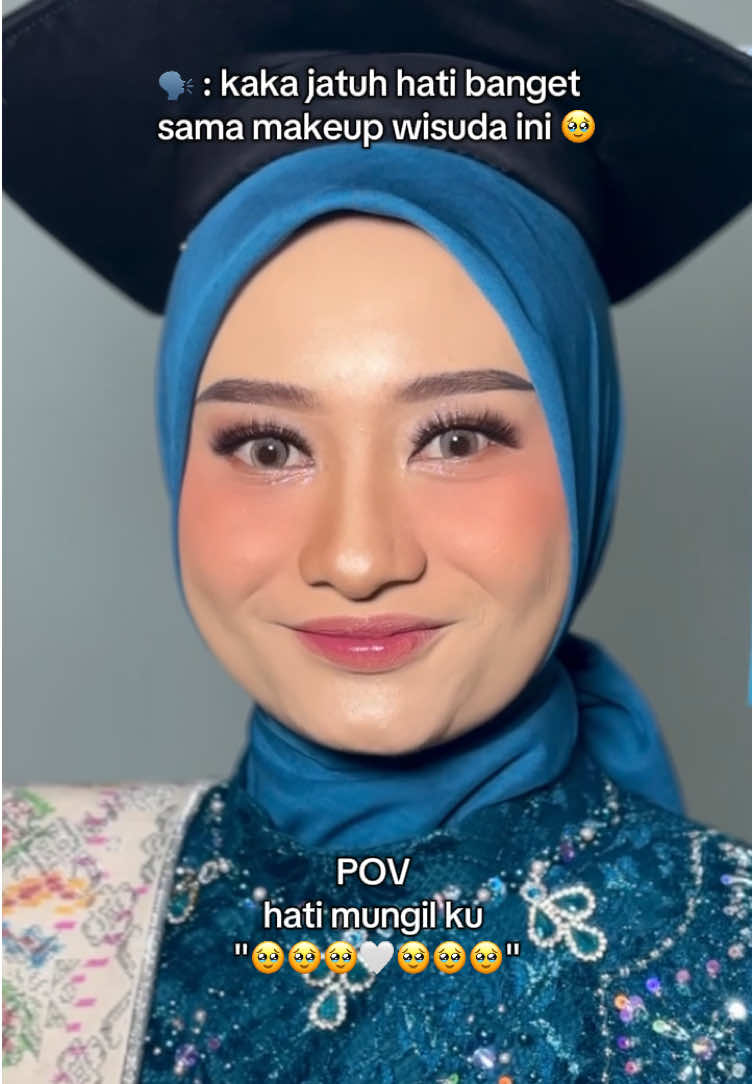 Makeup Wisuda yg buat jatuh hati ✨🤍🫶🏼 blendedbycee 📍Medan, Indonesia more info & booking 0812‑6425‑3365 (wa) #graduation #makeupgraduation #makeupgraduation👩🏻‍🎓 #makeupmedan #makeupwisuda #wisudamedan #makeupwisudamedan #wisuda2025 #medantok #muamedan #fakesituation #fakebody #fyp 