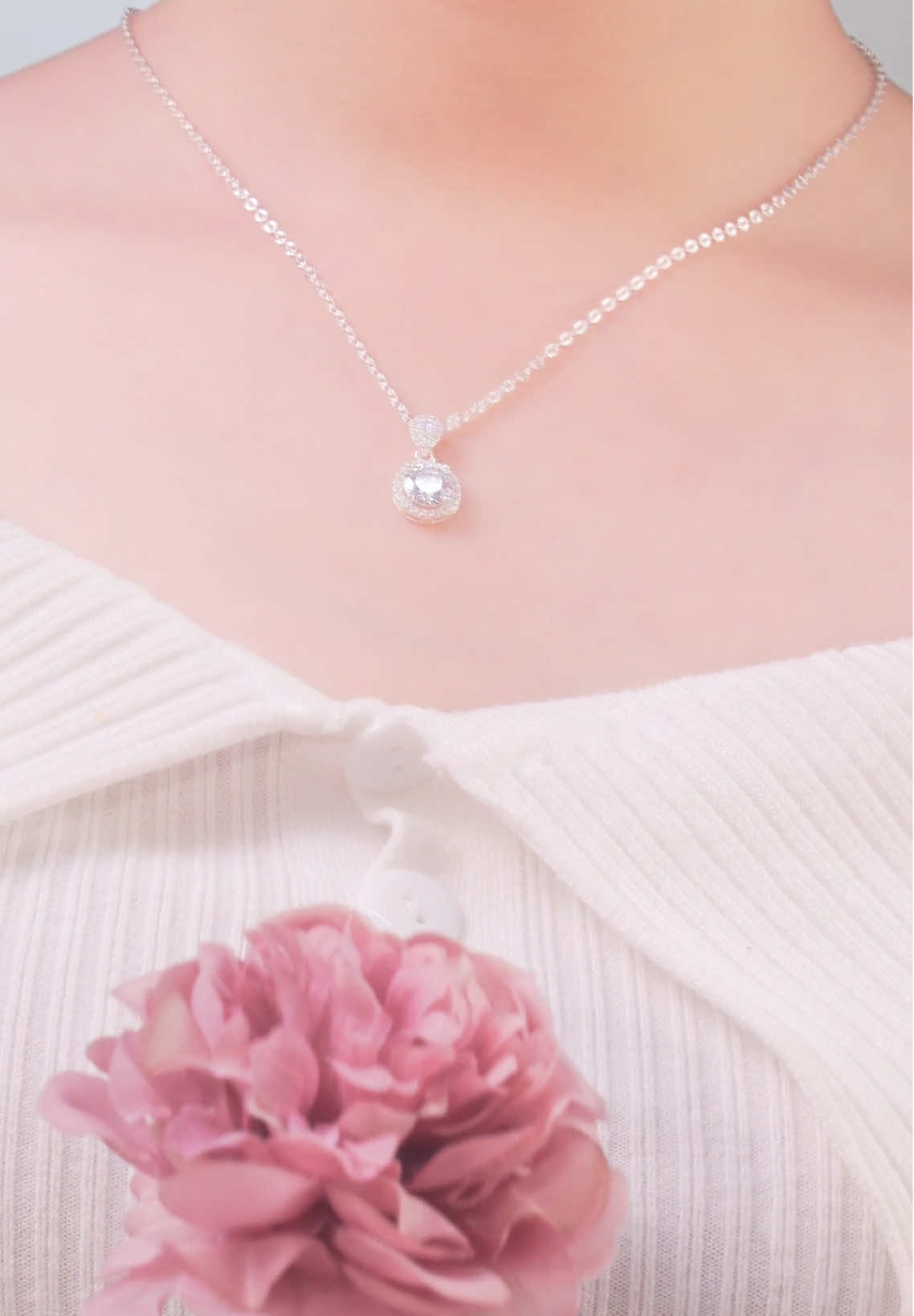 D0387 - Dây chuyền ổ đá tròn đính đá CZ sang trọng. Một lựa chọn tinh tế cho nàng yêu thích vẻ đẹp hiện đại 🌟#tleejewelry #daychuyenbactlee #lactaybactlee #nhanbactlee #nhandoibactlee #khuyentaibactlee #lacchanbactlee #setquatangtlee #trangsuc 