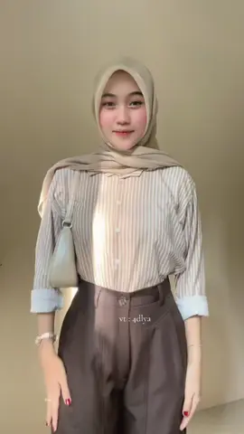lucuu anett warnanyaa, favv sih😍🤎🤍 mumpung 7.7 yaa kan banyakk bgtt diskonnn #cream #atasanwanita #murah #kemeja #stripe #salur #ootdremaja #simple #elegant 