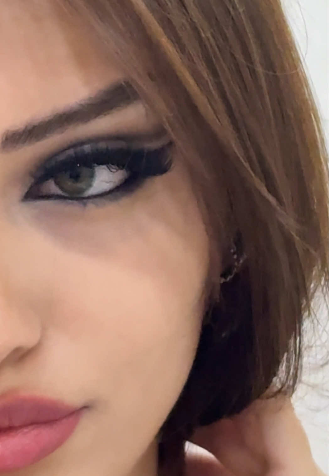 @Alison Mio Molina Au adlı kullanıcıya yanıt veriliyor You asked for step by step.🖤 I forgot mascara on my lower lashes🥲 #darkfeminine #makeup#eyemakeup#darkmakeup 
