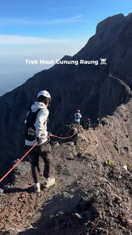 Gunung Raung terkenal dengan jalurnya yang ekstrim, sayangnya saat ini ditutup karena erupsi. Semoga lekas membaik biar kita bisa ngerasain adrenalin trekking di Raung. #raung #raungviakalibaru #explore #pendaki 