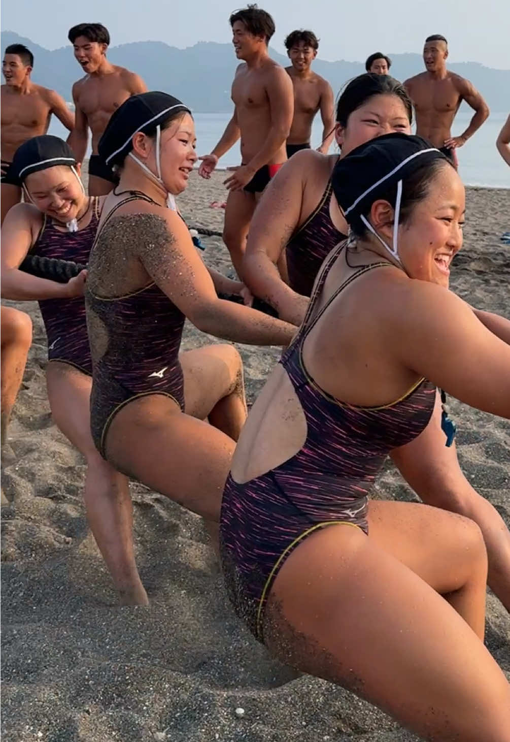 海浜実習恒例の綱引きの様子です🤽🏼‍♀️ #日本体育大学 #水球部 #寮生活 #日本一 #nssu #水球女子 #おすすめ乗りたい #海浜実習 #海 #大遠泳 