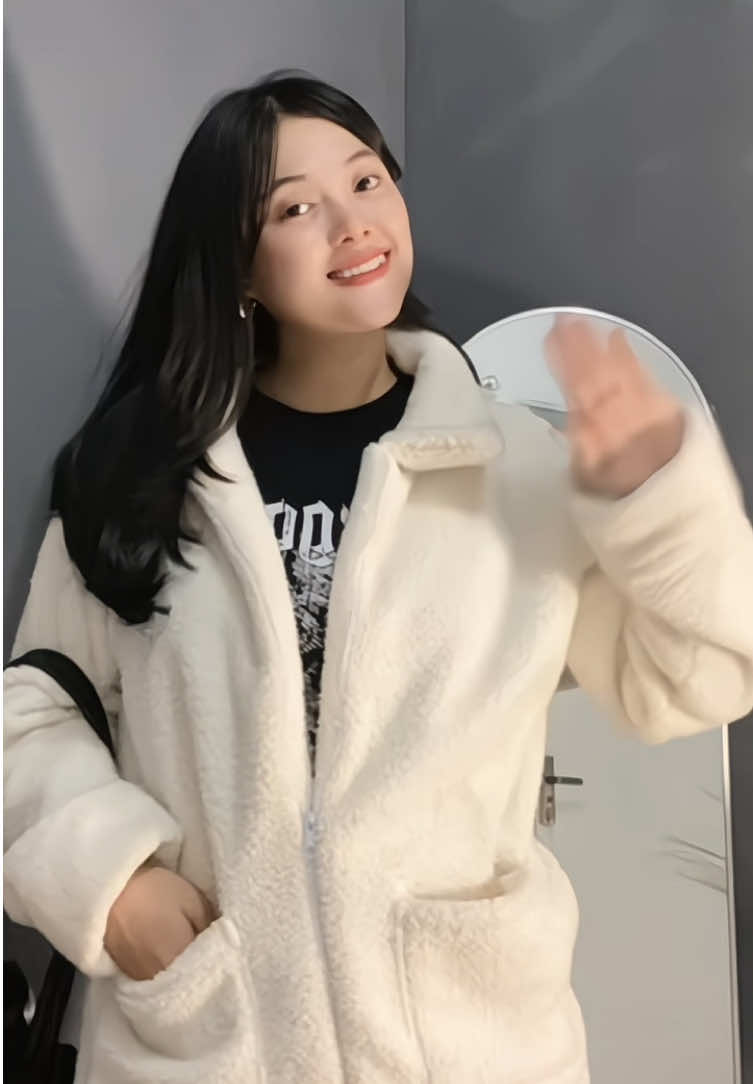 Rekomendasi jaket bulu bisa jadi outfit buat liburan 🫶🏻 #jaketbulu #outfitideas #outfitliburan 