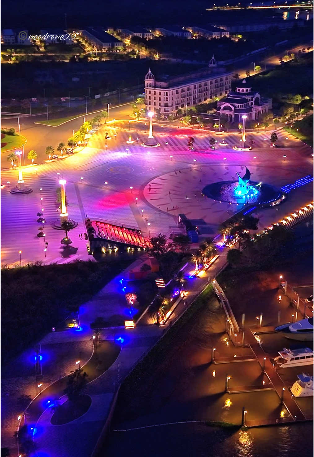 Welcome to Aqua Square – the beating heart of Aqua City. This futuristic spot blends luxury, nature, and a riverside marina Chic cafés, stylish shophouses, open-air shows, and even a yacht port. It’s a smart eco-city packed with green parks and high-end facilities. Shot on DJI Air 3S. #neodrone29 #aquacity #aquasquare #aquacitynovaland #aquacitydongnai 