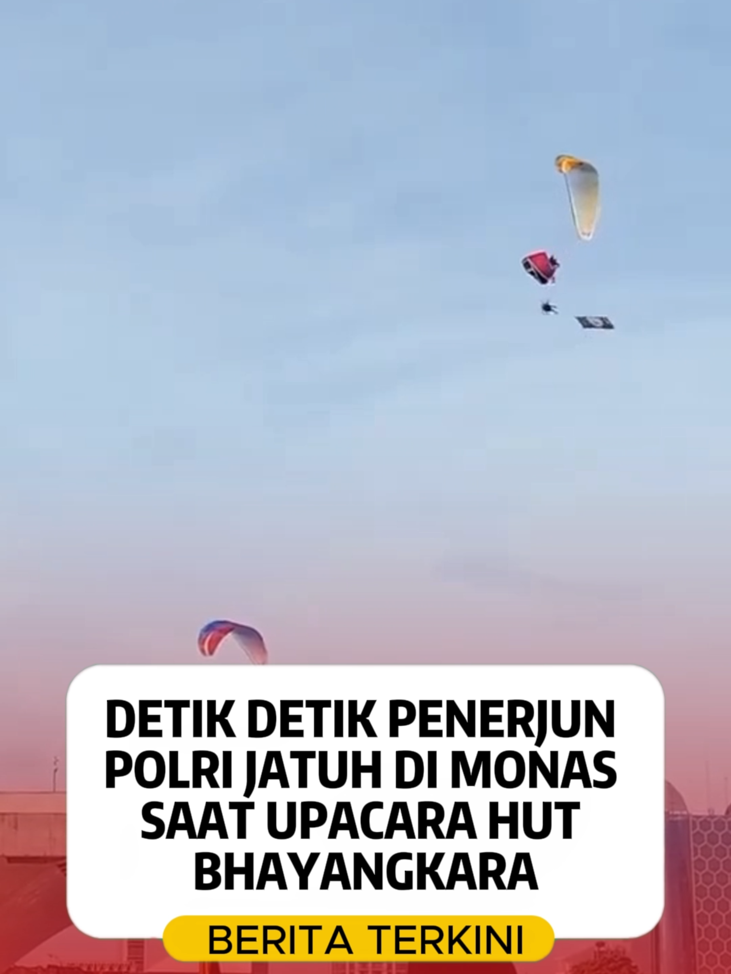 Seorang personel Polri yang bertugas sebagai penerjun payung mengalami insiden jatuh dari ketinggian sekitar 70 meter saat latihan sebelum puncak peringatan Hari Bhayangkara ke-79 di Lapangan Monas, Jakarta, pada 1 Juli 2025. Insiden ini terjadi karena kerusakan pada alat terjun payung (parasut) yang digunakan, sehingga penerjun harus melakukan pendaratan darurat. #foryoupage #foryou #fypシ #fyp #fypシ゚viral #viral #polisi #polri