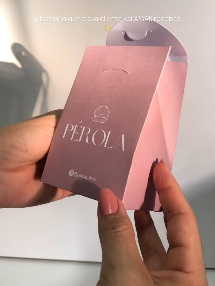 Toda mulher merece uma joia que brilhe tanto quanto ela, e a experiência de recebê-la é tão importante quanto a própria peça. Apresentamos a bolsinha perfeita para suas clientes: personalizada com a sua logo, ela é um presente por si só! Um toque de luxo e cuidado que vai encantar e fidelizar suas clientes. Bolsinhas: R$ 2,50 cada. Laços lacre baby: R$ 1,50 cada. Pedido mínimo: 50 unidades de cada item. Instagram: @embalagensecantosdepapel Site: www.embalagensencantosdepapel.com.br/ Whatsapp: 86 99500-8500 #sacolaspersonalizadas #sacola #embalagem #joias #acessórios #prata925 #personalizadas #loja #semijoias #bolsinhas