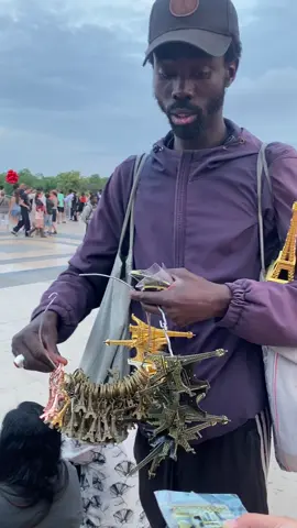 Lagi di Paris berasa lagi Jakarta ketemu abang mukhtar paris yangbahasa Indonesianya lebih fasih dari orang Indonesia sendiri 😂😂😂  Makasi bang bonusnyaaa 😂😂🥰🥰🥰