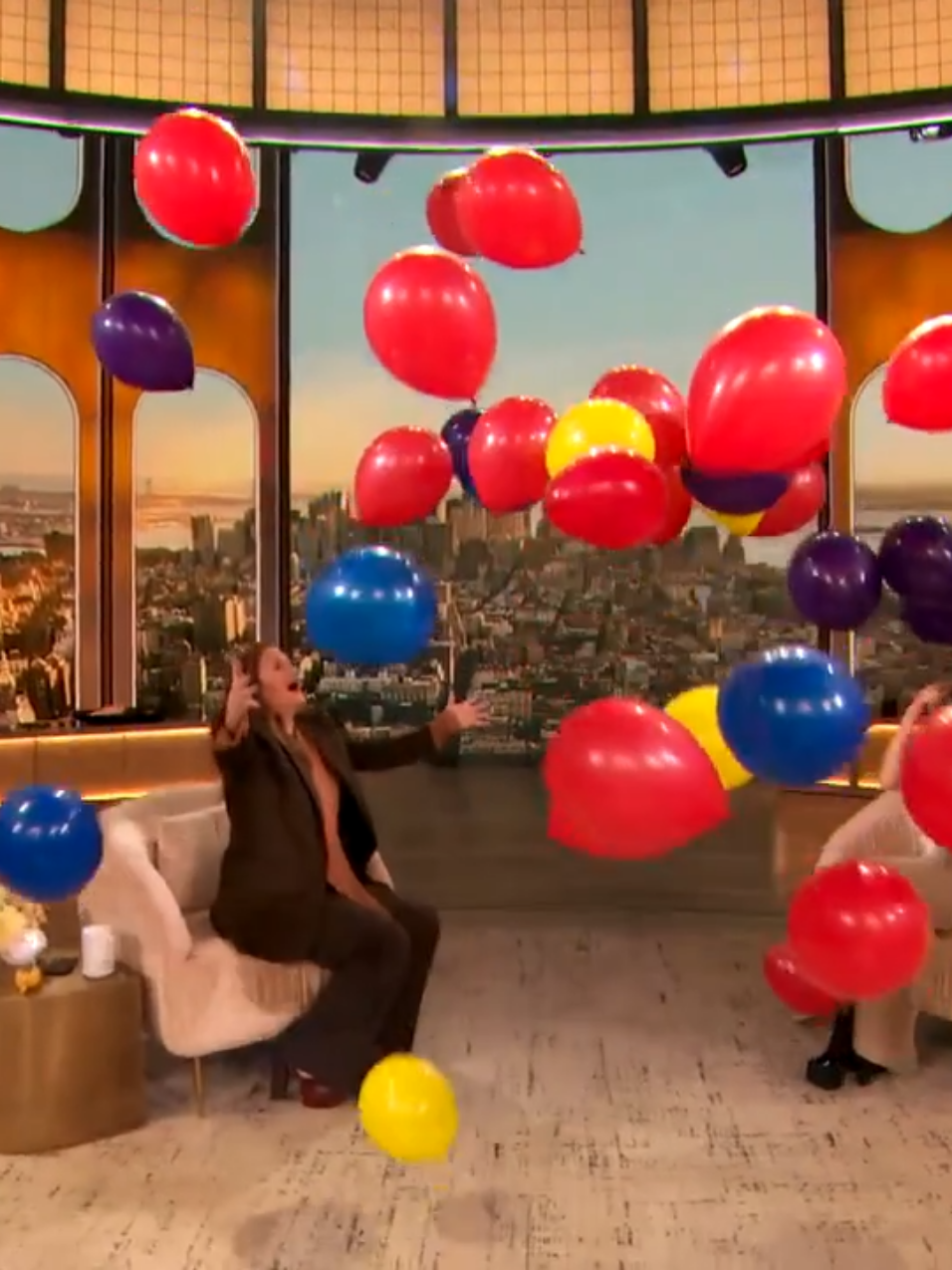A balloon drop for Drew Barrymore and Kate Hudson🤩🎈#drewbarrymore #katehudson #americangirl #hollywoodactress #talkshow #colourful #balloondrop #balloonpopping #balloons 