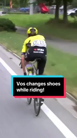 Marianne Vos expertly changes both her shoes while still on the bike! 👟🔄