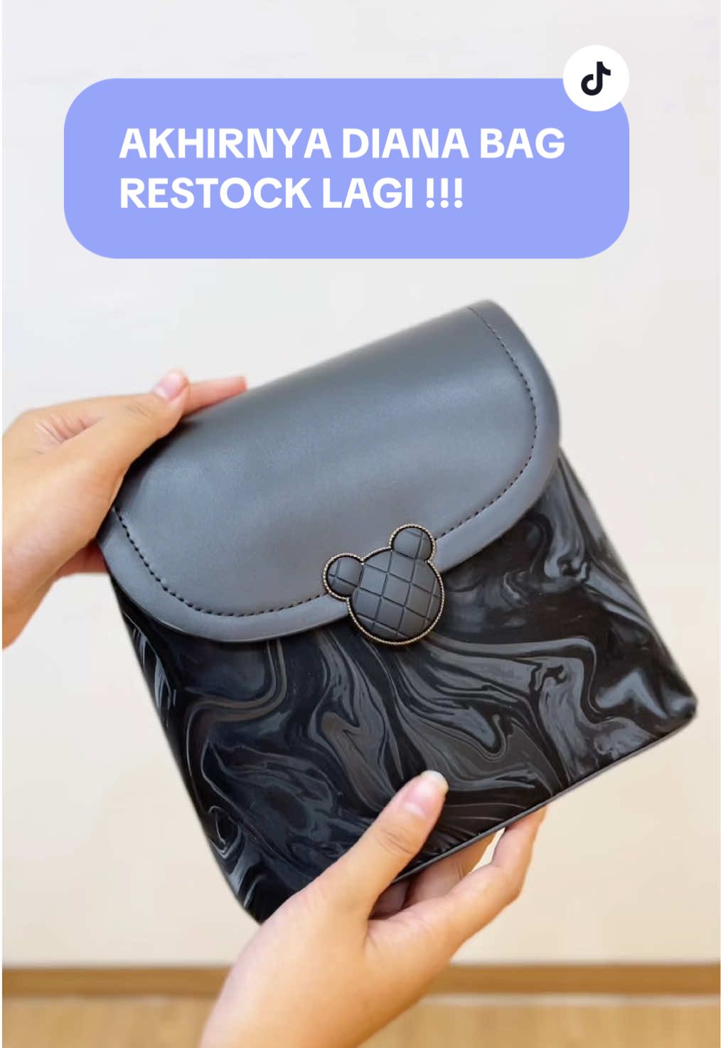 Koleksi tas selempang Diana Bag akhirnya restock lagi cek beli disini 👆👆 #guncang77gajiansale #promo77 #jimshoneypromo #slingbag #shouldherbag #dianabag #taswanita #dianabagbyjimshoney #spilldianabag #fyp #jismhoneykudus #jimshoneyjepara