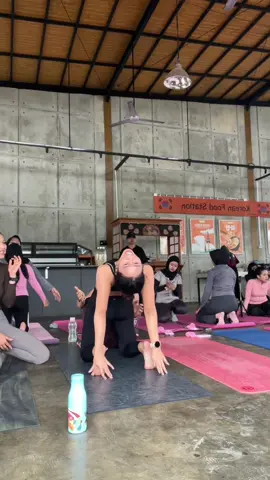 Apa itu mindful 🤫🤐 #yogatok #yogapose #bloopers 