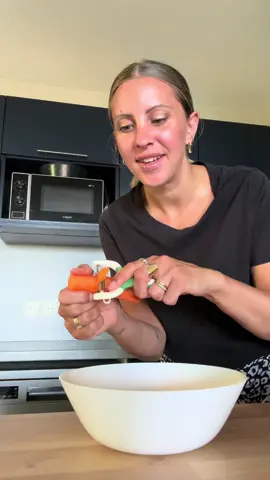 🥕 SALADE DE CAROTTES, SAUCE AUX SÉSAMES 🧡 Hyper simple, méga goûtue, parfaite pour l’été 🌿 👉 Je fais des lamelles de carottes avec un économe  👉 J’ajoute : • ½ boîte de pois chiches goûtés • Une petite poignée de câpres • 2 tomates séchées hachées • Une bonne dose de persil haché 🌟 LA SAUCE QUI CHANGE TOUT : • 1 càs de purée de sésame • 1 carré frais 0% • 4 càs d’huile d’olive • 1 càs d’huile à l’ail • Sel aux herbes 💚 Tu mélanges bien et tu verses sur la salade 😍 ✨ En bonus : j’ai ajouté des miettes de pain grillé pour le croustillant (optionnel mais TELLEMENT bon) ! 💬 Dis-moi si tu testes ! #recettehealthy #saladefraîche #ideerepas #veggiefood #cuisinehealthy #recettefacile #cuisinesaine #FoodTok #faitmaison 