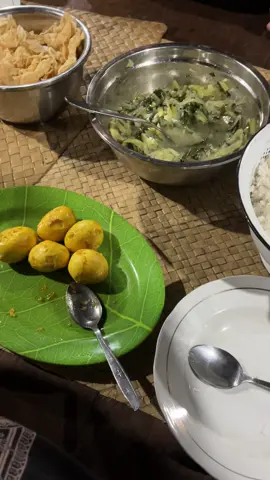dengan nasi putih yang mengepul pelan— seperti kabut yang turun dari punggung gunung. Lauk sederhana, sambal pedas, dan senyum tulus dari tangan-tangan yang memasaknya. Di bawah atap Mbaru Niang, setiap suap bukan hanya rasa, tapi kisah yang hangat dalam diam. #makanmalam #waerebo 