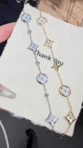 Lắc tay lệ vi nhà e về đủ 2 màu r nha các ty . Titan cao cấp bền màu ko. Sợ đen. Gỉ😍😍😍#xuhuong2025 #vongtitankhongri #viraltiktok #xuhuongtiktok #xuhuong2025🥰 