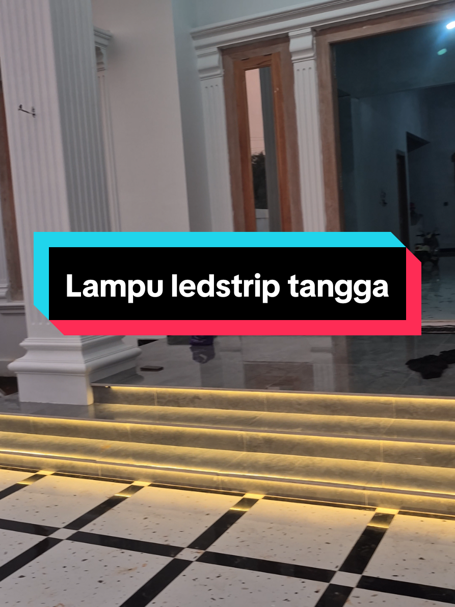 Yang selalu tanya lampu tangga nya pake apa? lampu tangganya kok bagus, lampu tangganya beli dimana? cek keranjang kuning ya 😊 (aku pake warna warmwhite) #rumah #rumahklasik #rumaklasikmodern #rumahclassic #rumahminimalis #inspirasirumah #inspirasilampu  #bangunrumah #senja #lampuled #lampuledstrip #masyaallahtabarakkallah #alhamdulillah #fyp 