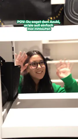 Nahe Zusammenarbeit bisschen zu wörtlich genommen! 😂 Bewirb dich jetzt bei deichmann-karriere.de 💚