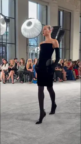 Discover the world of #schiaparelli Haute Couture F/W 2025-2026 unveiled now during Paris Fashion Week, where art, elegance, and innovation collide on the runway. ‎اكتشفوا عالم شياباريللي للأزياء الراقية لموسم خريف/شتاء 2026-2025، الذي يُعرض الآن ضمن فعاليات أسبوع الموضة في باريس، حيث يلتقي الفن ‎بالأناقة والابتكار على منصة العرض #Schiaparelli #HauteCouture #FW26#ParisFashionWeek #PFW #SchiaparelliFW 26 #CoutureWeek #FrontRowFashion