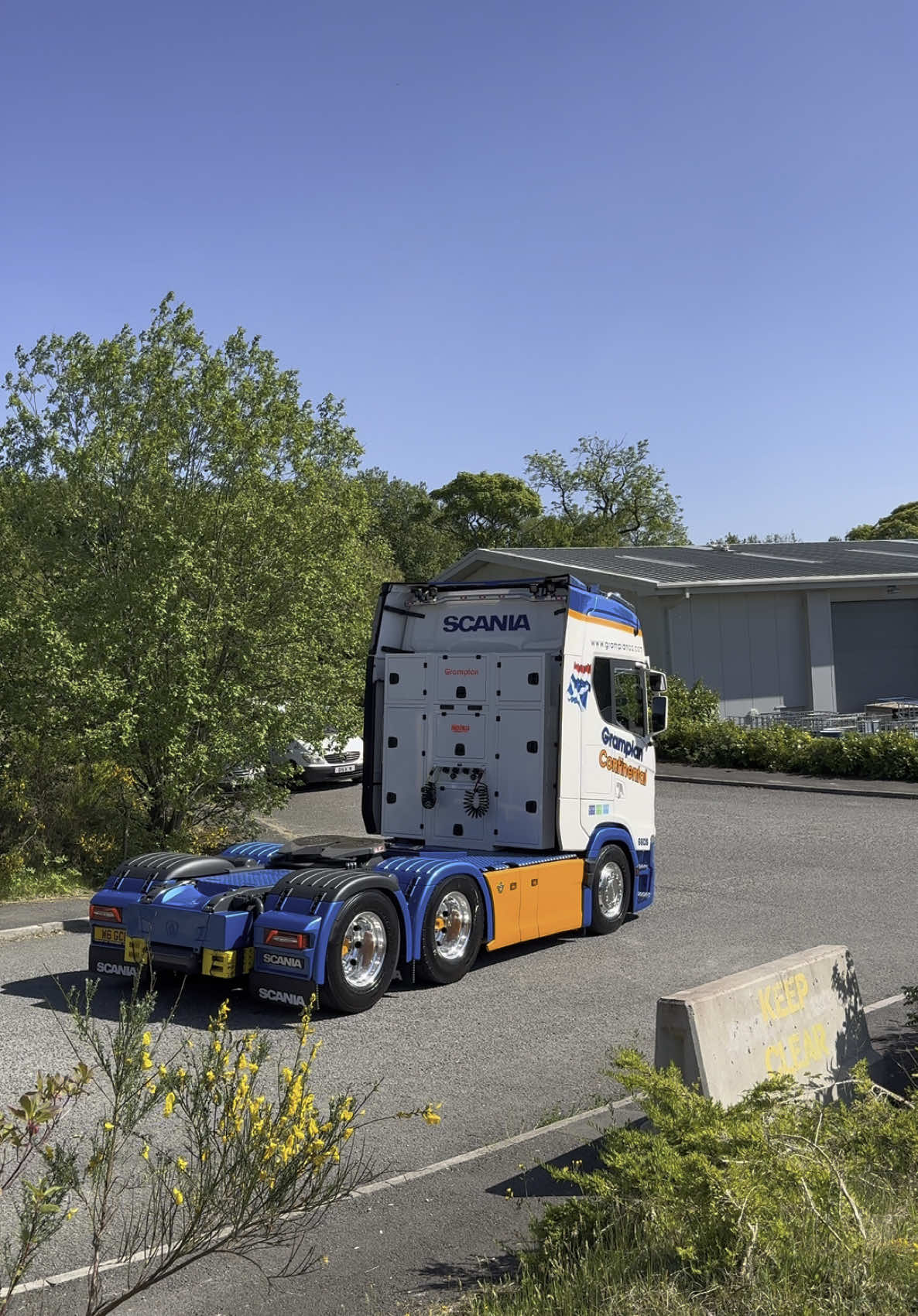 Two new Scania 660S we completed a few months ago for Grampian Continental, both supplied with Stainless steel Hibar & Bakbar fitted by themselves. We completed them by fitting a centre chassis chain tray and a New style of BakBox XXL that fits flush to the airkit for closer coupling👌 #grampiancontinental #kelsa #scania #scania660s 