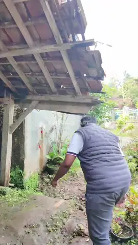 Baru saja kami tanam pohon teh untuk hijaukan kembali lahan yang dibabat… tapi belum lama, sudah dibuka lagi. Petani yang dikendalikan oknum kapitalis masuk tanpa pikir dampaknya. Sekarang, warga mulai merasakan dampak dari hasil keserakahan mereka. Ini bukan soal kebun, tapi soal hidup. Semoga Allah SWT menjaga alam Pangalengan dan menyadarkan hati yang masih dibutakan oleh untung sesaat. Aamiin. #pangalengan 