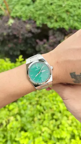 Đi đám cưới nyc cũ nhất định phải đeo đồng hồ mặt xanh nhé aee