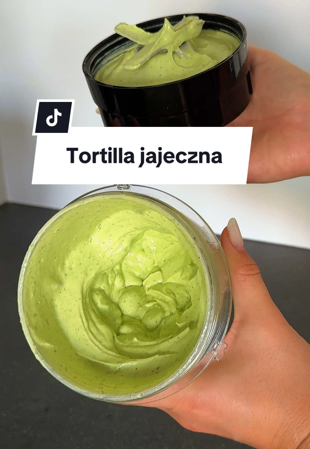 Moje ulubione śniadanie ostatnich dni? Totalny sztos! 🔥 🌯 Tortilla jajeczna z kremowym sosem z avocado 🥑 Sosik z avocado (robi robotę!): 	•	1 dojrzałe avocado 	•	garść koperku 	•	2 łyżki jogurtu greckiego 	•	2 łyżki majonezu 	•	sok z cytryny 	•	sól i pieprz do smaku 👉 Wszystko blendujemy na gładką, aksamitną pastę. I gotowe – możesz jeść łyżką (ale nie polecam… bo nie zostanie do tortilli 😅). Tortilla z jajkami – jak to działa? Na patelni smażymy jajka jak lubisz (ja lubię na półmiękko). Gdy są gotowe, kładziemy na nie proteinową tortillę (polecam te z Lidla – high protein wraps 💪) i podgrzewamy razem 3–5 minut, aż się lekko zmiękczy i przyklei. Zsuwamy wszystko na talerz, polewamy hojną porcją sosu z avocado i… dodajemy ulubione dodatki – warzywa, zioła, co kto lubi! Smakuje jak brunch w modnej knajpie, ale robisz w pidżamie ✨ 💡 Pro tip: Sos starcza na kilka kolejnych porcji – czyli śniadaniowa magia gotowa w lodówce do końca tygodnia! 🤪