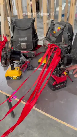 Éste debe ser el regalo que más quieren recibir los trabajadores manuales en verano.#tool #tiktokshop #bluecollar #electriciansoftiktok #electricianlife #outdoortools #outdoorworkers #diyer #plumber #electricians #sparky #drywaller #dewalttools #milwaukeetools 