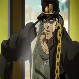 oynamak istemiyorum #jotaro lütfen JoJo’s Bizarre Adventure: Stardust Crusaders serisinde yer alan Jotaro Kujo’nun Daniel J. D’Arby ile olan kumar sahnesi, serinin en unutulmaz ve zekice sahnelerinden biridir. Fiziksel dövüşlerin ötesine geçen bu karşılaşma, JoJo evreninin “zeka savaşı” yönünü öne çıkarırken, Jotaro’nun karakter derinliğini de gözler önüne serer. --- Sahnenin Özeti: Jotaro ve ekibi, Dio’ya ulaşmak için yollarına çıkan düşman Stand kullanıcılarıyla savaşmaktadır. Daniel J. D’Arby, insan ruhlarını çalabilen bir kumarbazdır. Rakipleriyle yaptığı bahislerde onları kandırarak ya da zekice tuzaklarla alt eder ve ruhlarını çalar. Jotaro, kaybederse arkadaşlarının ruhlarını sonsuza kadar yitireceğini bilerek bu kumarı kabul eder. Jotaro, poker masasındaki bu psikolojik savaşta soğukkanlılığını ve blöf yeteneğini ustalıkla kullanır. Elinde ne olduğu belli olmayan kartlarla o kadar güçlü bir blöf yapar ki, D’Arby gerçeği göremeyip panik yapar ve oyunu kendi elleriyle kaybeder. --- Neden Önemli? Güç kullanmadan kazanmak: Bu sahnede, Jotaro Stand’i Star Platinum’u neredeyse hiç kullanmaz. Onun yerine, zekâsı, kararlılığı ve poker yüzüyle savaşı kazanır. JoJo serisinin “güç sadece kas değildir” anlayışının güzel bir örneğidir. Jotaro’nun karakter gelişimi: Dışarıdan duygusuz ve soğuk biri gibi görünen Jotaro’nun aslında ne kadar keskin zekaya ve stratejik düşünceye sahip olduğunu bu sahne açıkça gösterir. Gerilim ve mizah dengesi: Sahne boyunca yükselen gerilim, D’Arby’nin psikolojik çöküşü ve Jotaro’nun sarsılmaz tavırları izleyiciye hem nefes kesici bir heyecan hem de hafif bir mizah sunar. --- Tematik Derinlik: Bu sahne, 