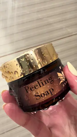 גם את מתמודדת עם פיגמנטציה? 🤦‍♀️ הגיע הזמן להגיד לה ביי! 👋 הכירי את הקרמים הטבעיים של רמיליה – פתרון אמיתי לפיגמנטציה, גם בקיץ! ☀️ נכון, בקיץ זה לא פשוט לטפל בכתמים, אבל עם שגרת טיפוח נכונה זה לגמרי אפשרי: 🔸 פילינג פעמיים בשבוע 🔸 סבון פנים וקרם הבהרה מדי יום תוך זמן קצר תראי שינוי – עור הפנים מתנקה, מתבהר, והשמש כבר לא מפחידה אותך ☀️💪 השילוב בין המוצרים עוזר לטשטש כתמים קיימים ולמנוע פיגמנטציה חדשה. הקרמים של רמיליה מבוססים על רוקחות טבעית, מתאימים לכל סוגי העור – ואפילו לא מצריכים קרם הגנה! (כן, באמת. ואפשר להתאפר עליהם בקלות 😉) ✨ טבעי. אפקטיבי. נעים. רוצה לגלות את הפנים שלך מחדש? כתבי לי ❤️