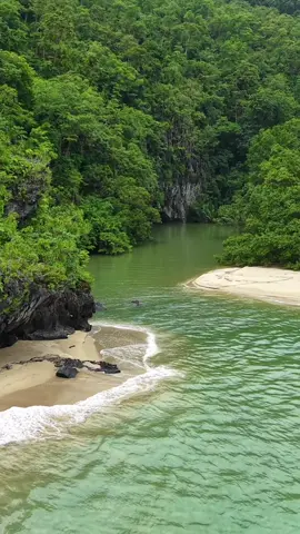 No music, no filter, just the pure sound of nature echoing through one of the World’s Wonders of Nature. The Puerto Princesa Underground River is even more powerful in silence. #puertoprincesaundergroundriver #Palawan #Puertoprincesa #lostjuanph #lovethephilippines 