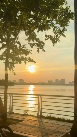 Bình minh luôn rực rỡ, Hoàng hôn luôn dịu dàng, Nhân sinh rất lãng mạn. Chúng ta, nhất định phải ở bên người xứng đáng 🌷#hoanghonhotay #hoanghon 
