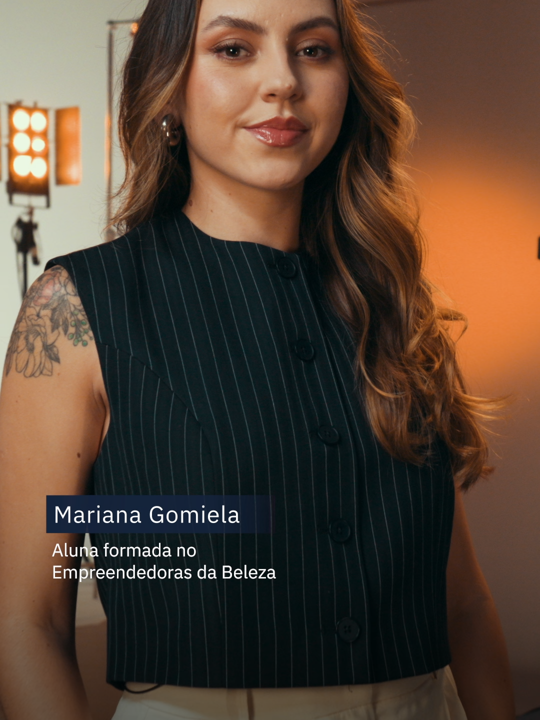 Pronta pra transformar a sua história? A Mariana abraçou a oportunidade que encontrou no Empreendedoras da Beleza, se capacitou no curso de Maquiagem e deu início a sua jornada rumo à independência financeira. E você pode viver isso também! Escolha seu curso online na área da beleza e capacite-se! É 100% gratuito. Garanta a sua inscrição até 12/07. Link na bio. #PraGeralVer: Vídeo com Mariana Gomiela, jovem branca, de cabelo loiro escuro e longo. Enquanto narra sua trajetória como aluna do Empreendedoras da Beleza, são exibidas cenas dela sentada, maquiando outras mulheres e manuseando acessórios de maquiagem. “Inscreva-se até 12 de julho em empreendedorasdabeleza.grupoboticario.com.br. Empreendedoras da Beleza. A oportunidade encontra você.”