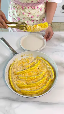 أول مرة بجرب الذرة بهالطريقة… وطلعت ادمان ! 🌽 أنا عادة بسلق الذرة وخلاص… بس اليوم؟ قسمتها زي الأضلع، شوحتها بزبدة وثوم، وغمستها ببشاميل كريمي وجبنة سايحة! 😍 ريحة المطبخ لحالها بتحكي… والطعم؟ جربوها وبس! المكونات: 	•	4 أكواز ذرة 	•	50 جم زبدة 	•	30 جم ثوم مفروم 	•	20 جم طحين 	•	300 مل حليب 	•	رشة أعشاب مجففة 	•	رشة فلفل أحمر مجروش 	•	200 جم جبنة مبشورة الطريقة: سلقت الذرة شوي، قطعتها زي الريّب، شوحتها بزبدة وثوم. حضّرت بشاميل خفيف (زبدة + طحين + حليب) وضفت عليه جبنة وأعشاب. غمّست الذرة بالبشاميل، رشيت جبنة من فوق، ودخلتها الفرن تتحمّر! النتيجة؟ قطعة وحدة ما بتكفي 😋 جربوها وكتبولي شو رأيكم… وبتتحدوني توقفوا عند أول لقمة!#tiktokcookbook #yummy #وصفات #summerrecipes #Recipe #recipes 