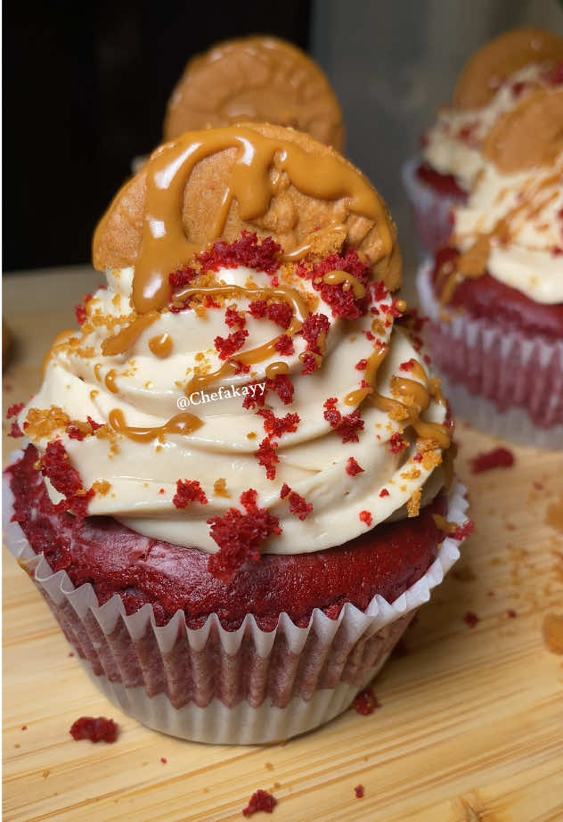 Red Velvet Biscoff CupCakes🧁🧁 #redvelvetcupcakes #cakeideas #biscoffcupcakes #cupcakesoftiktok #partydesserts 