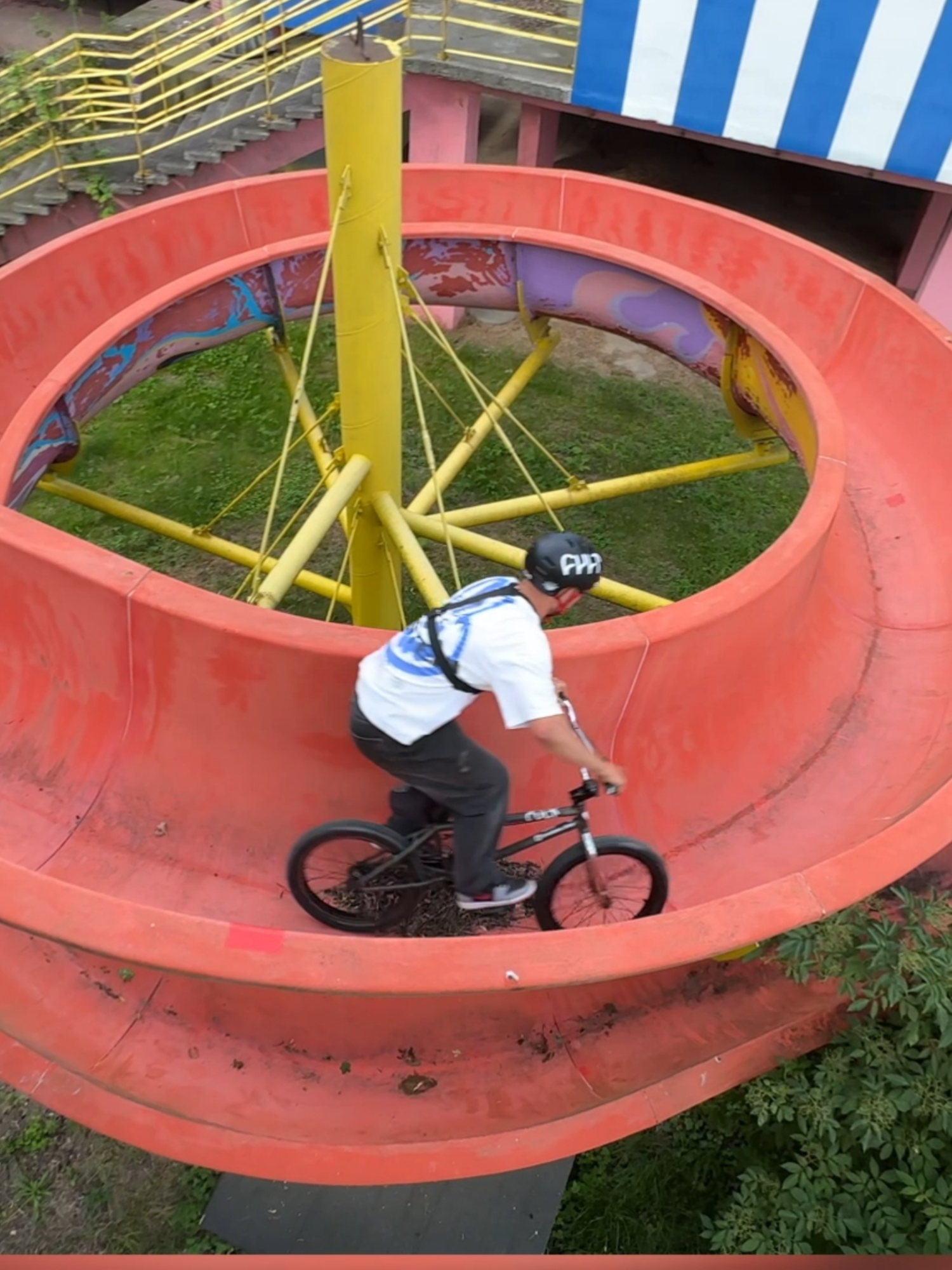 OCHRONIARZ GONIŁ NAS Z KIJEM #dc #fyp #dlaciebie #śmieszne #bike #fail #wpadka #ochrona #bmx