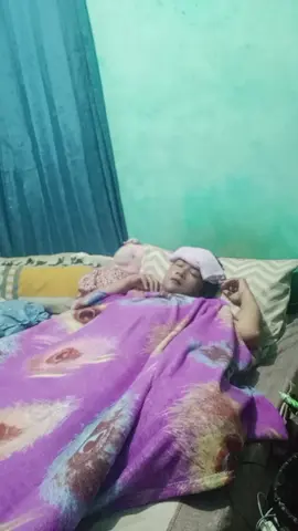 sampe dikompres anak gadis ku,,sambil ditanya.. anak ku :mama knp? aku: ga apa2 dek anak ku: koq sampe demam aku:hemm(cuma bisa diam)        sambil pura2 tdr #boru batak#pudan jait 🫰😘😘