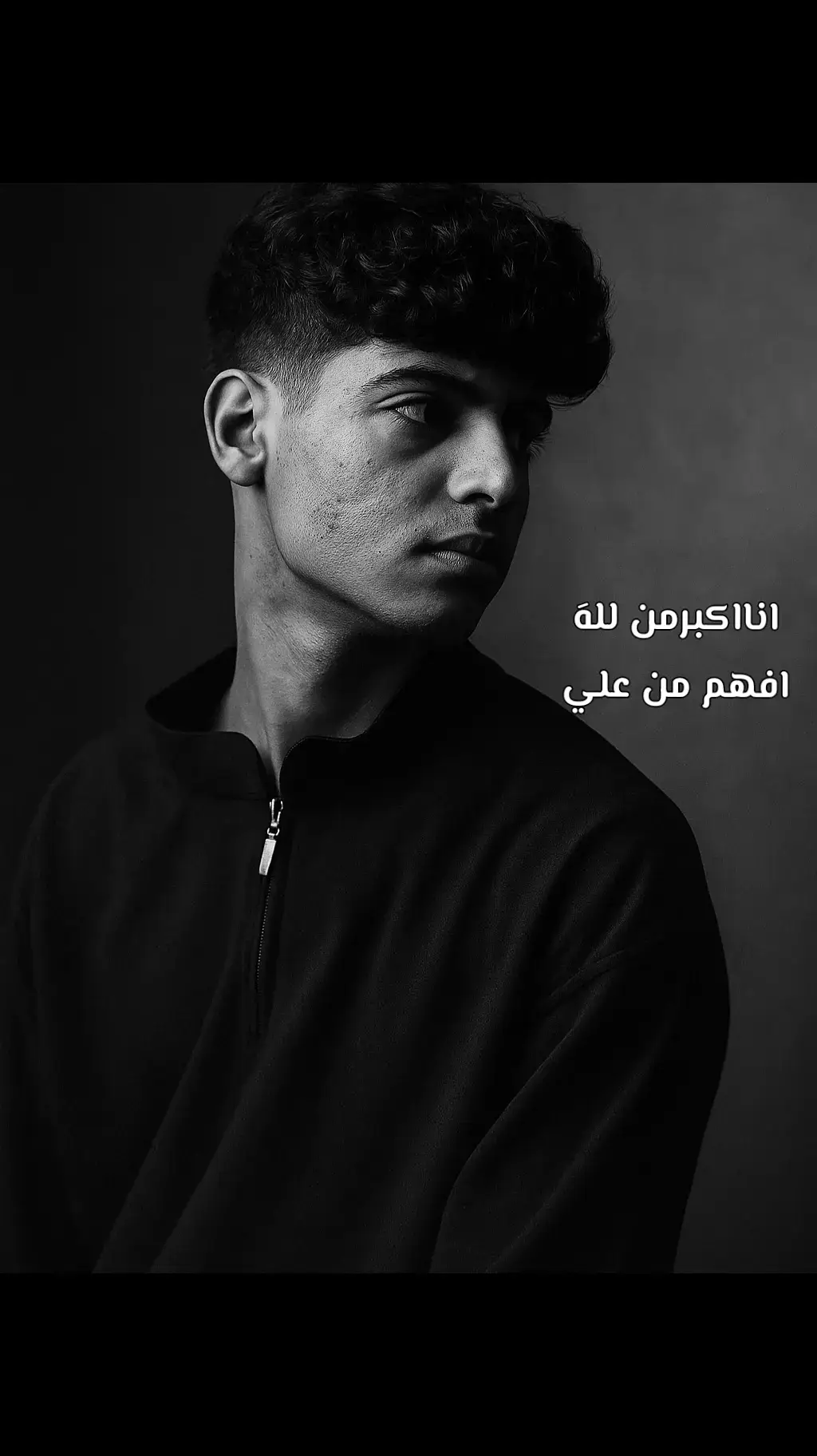 صورة تحريرية بالابيض والاسود شخص يجلس الا الخلف علا كرسي خشبي مع ساقين متباعدتين يرتدي بدلة داكنة كبيره الحجم ونظارة شمسيا سوداء وجوارب بيضاء وفستان اسود ويد واحدة تحمل كوبا والاخرى مستندة على الوجه بوضعية صعبة استوديو بسيط مع ضوء طبيعي ناعم وخلفية بيضاء نظيفة وازياء راقية متقلب المزاج واثق استوديو ابيض وسود جالس علا كرسي...#تصميم_فيديوهات🎶🎤🎬 #لايك_متابعه_اكسبلور #طششونيي🔫🥺😹💞التخمط🌝💆🏻‍♀️🔫 