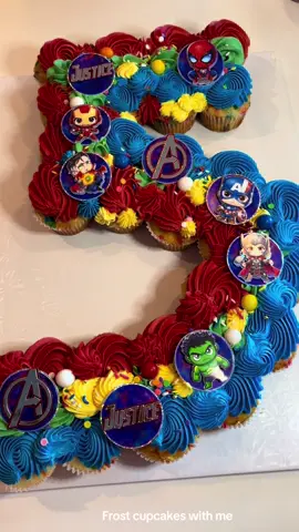 Avengers pull apart cupcake cake! These are so perfect for summer! Toppers by @theltcraftshop 😍✨ #pullapartcupcakes #cupcakes 