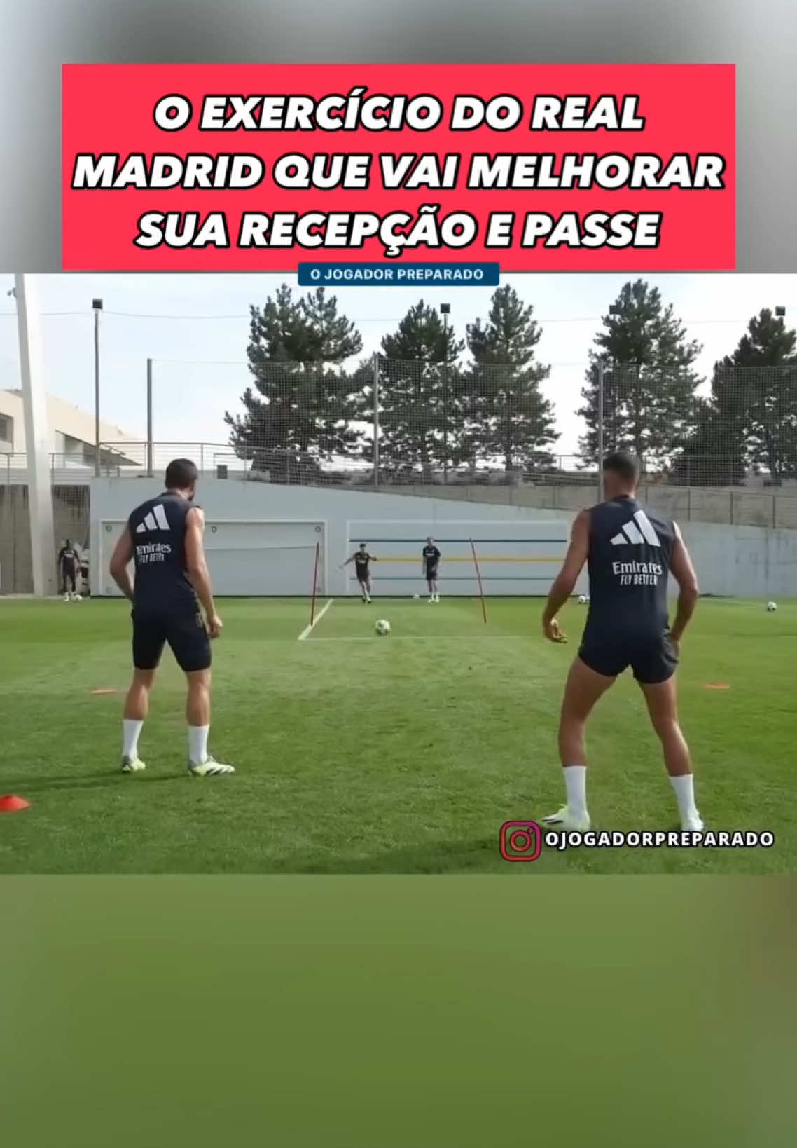 ➡️Desafio bastante divertido e eficiente dos jogadores do Real Madrid para melhorar a recepção e precisão de passe. Cada jogador só pode dar um toque na bola, um para dominar e outro para fazer o passe. O objetivo é bem simples, dar o passe entre as duas estacas (de preferência no chão), receber a bola e realizar o passe sem deixar a bola sair do quadrado demarcado. Quem erra soma ponto, quem fizer mais pontos perde. A ideia é interessante, pois além de divertido, o exercício é super simples de ser feito e ótimo para trabalhar fundamentos importantes do jogo. Bons treinos 👊⚽️